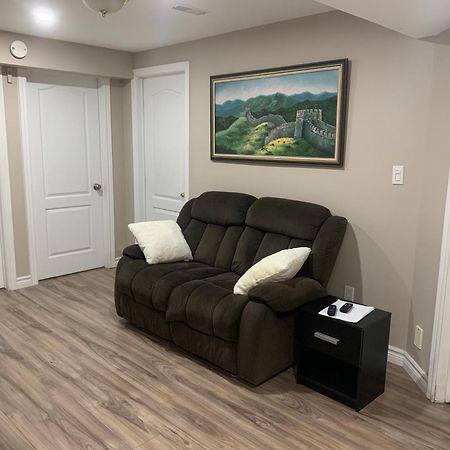 1 Room In A Cozy And Beautiful Basement Гуэлф Экстерьер фото