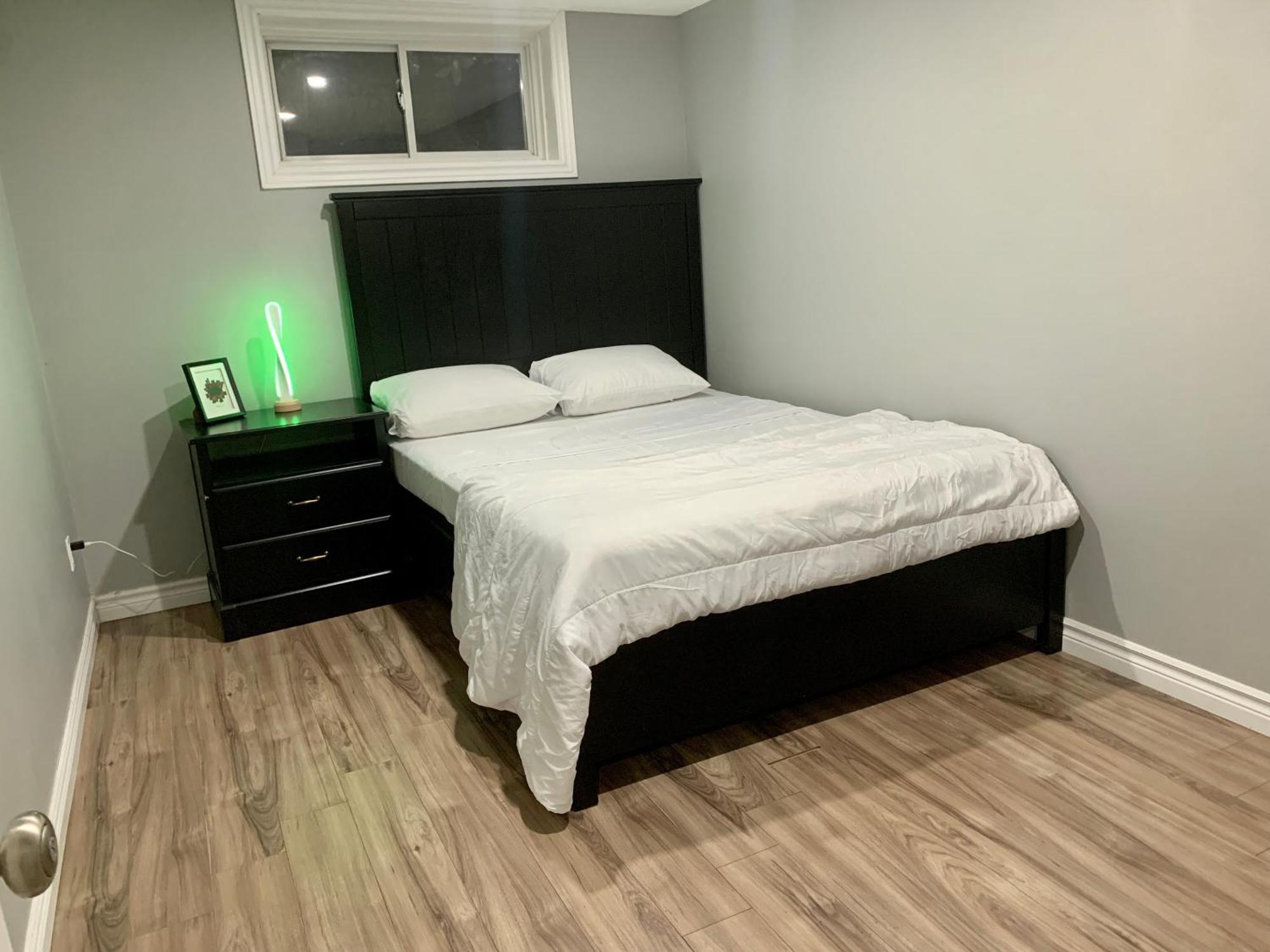 1 Room In A Cozy And Beautiful Basement Гуэлф Экстерьер фото