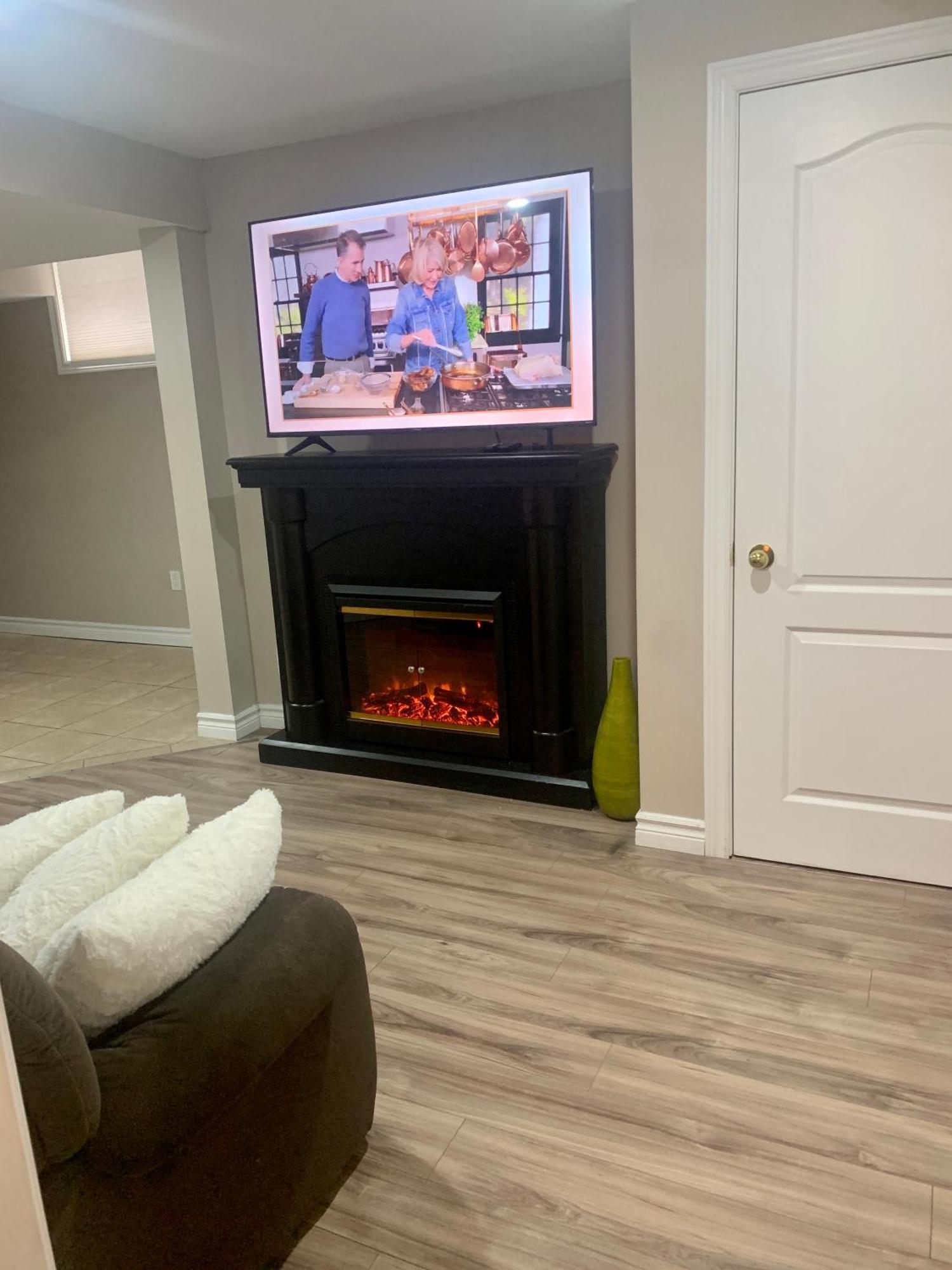 1 Room In A Cozy And Beautiful Basement Гуэлф Экстерьер фото