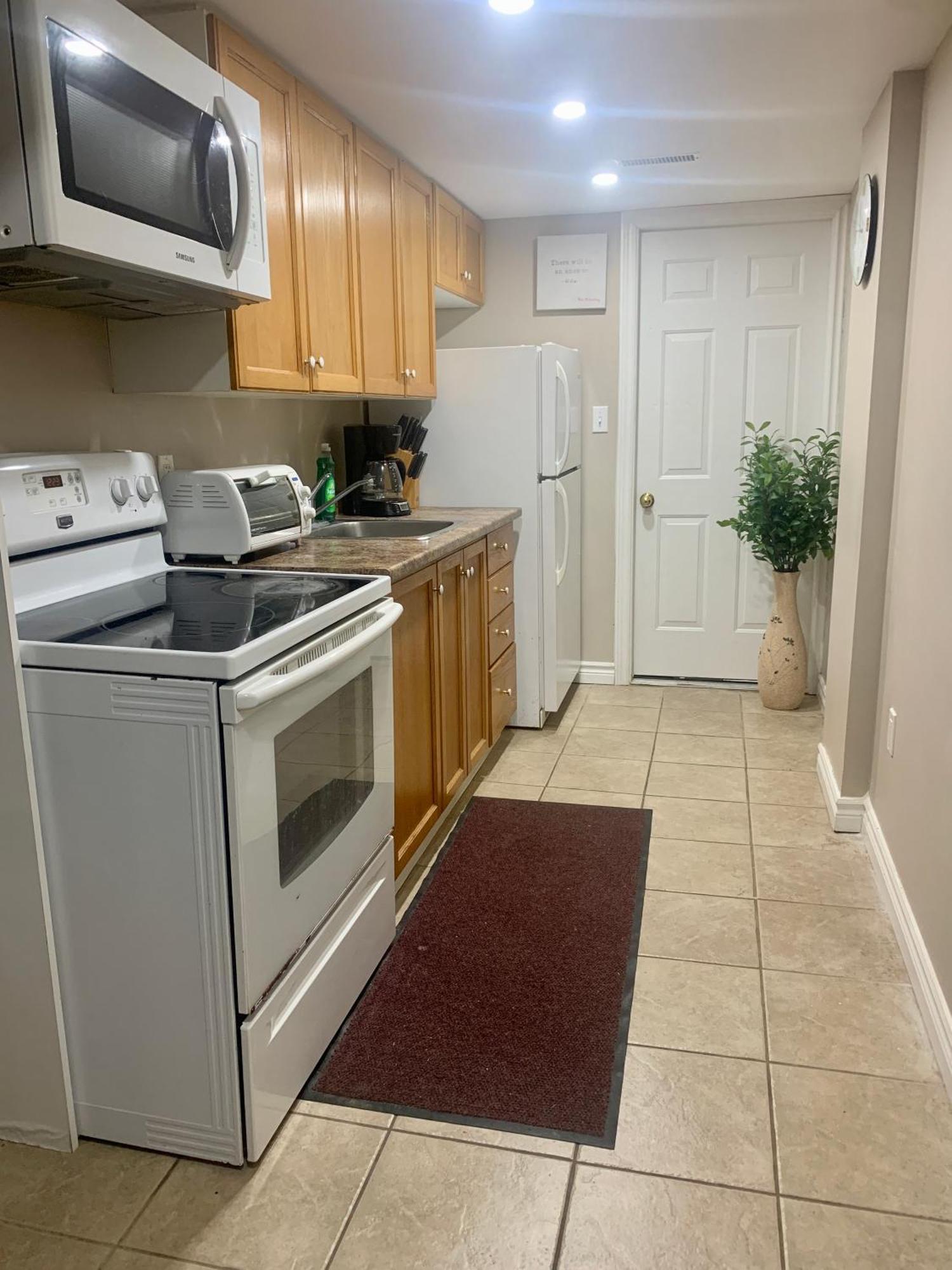 1 Room In A Cozy And Beautiful Basement Гуэлф Экстерьер фото