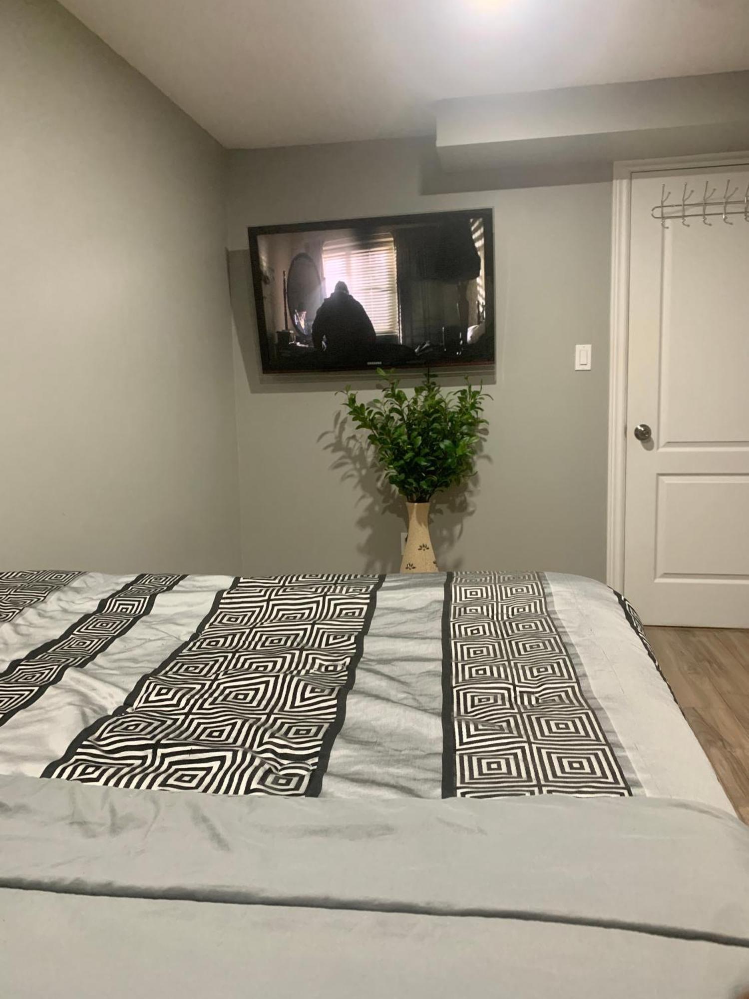 1 Room In A Cozy And Beautiful Basement Гуэлф Экстерьер фото